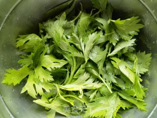 红薯土豆蒸芹菜叶的做法步骤：1