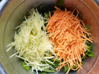 红薯土豆蒸芹菜叶的做法步骤：4