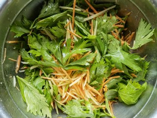 红薯土豆蒸芹菜叶的做法步骤：6