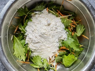 红薯土豆蒸芹菜叶的做法步骤：7