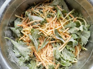 红薯土豆蒸芹菜叶的做法步骤：8