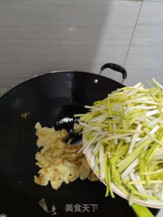 韭黄炒鸡蛋的做法步骤：2