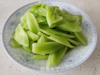 莴笋炒黑木耳的做法步骤：2