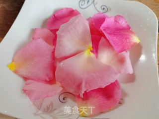 把浪漫吃进嘴里????母亲节亲手做给妈妈最好的礼物????——玫瑰鸡蛋饼的做法步骤：2