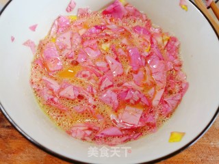 把浪漫吃进嘴里????母亲节亲手做给妈妈最好的礼物????——玫瑰鸡蛋饼的做法步骤：4