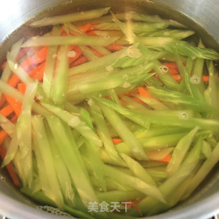 牛柳炒莴笋的做法步骤：4