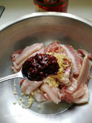 为母亲做一道粉蒸肉的做法步骤：4