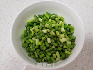 蒜苔炒火腿肠玉米粒的做法步骤：1