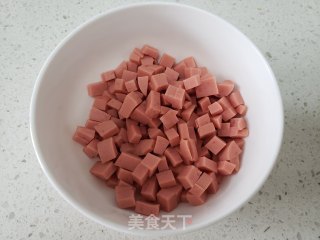 蒜苔炒火腿肠玉米粒的做法步骤：2