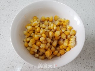 蒜苔炒火腿肠玉米粒的做法步骤：3