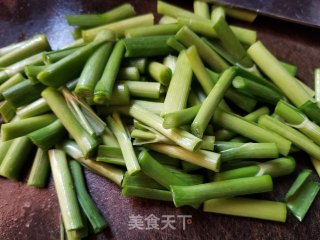 腊味炒蒜苗的做法步骤：2