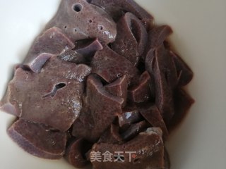 韭菜炒猪肝的做法步骤：1