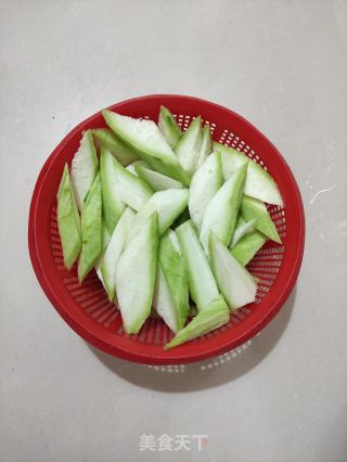 丝瓜炒虾仁的做法步骤：2