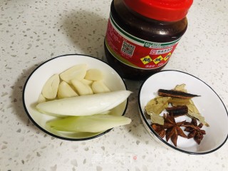 慢炖猪蹄土豆的做法步骤：1