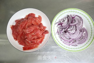 洋葱炒牛肉的做法步骤：2