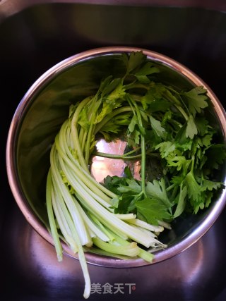 腐竹炒芹菜的做法步骤：2