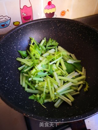 腐竹炒芹菜的做法步骤：4