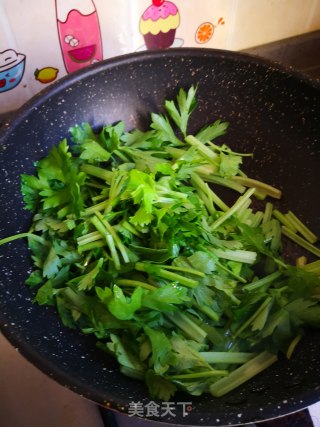 腐竹炒芹菜的做法步骤：5