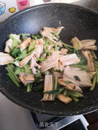 腐竹炒芹菜的做法步骤：7