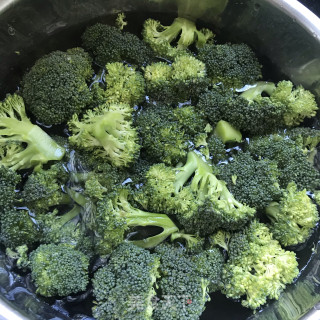 茶油拌西兰花的做法步骤：1