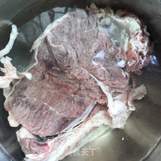 红烧牛肉炖土豆的做法步骤：1