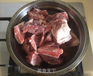 小冬瓜扇骨汤的做法步骤：1