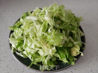 包菜炒粉条的做法步骤：1