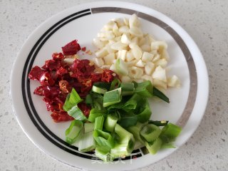 包菜炒粉条的做法步骤：2