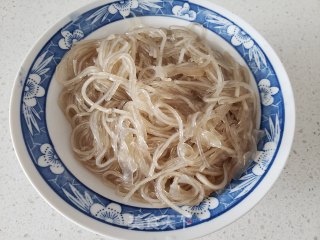 包菜炒粉条的做法步骤：4