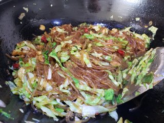 包菜炒粉条的做法步骤：5