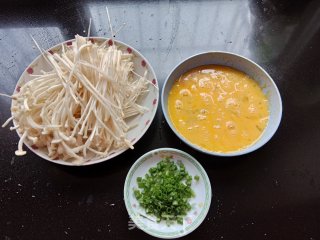 金针菇炒鸡蛋的做法步骤：1