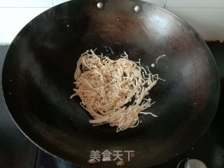 金针菇炒鸡蛋的做法步骤：3