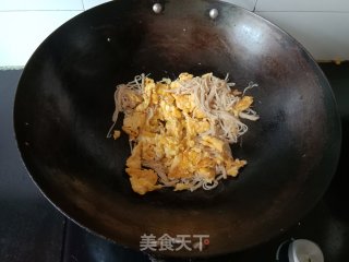 金针菇炒鸡蛋的做法步骤：4