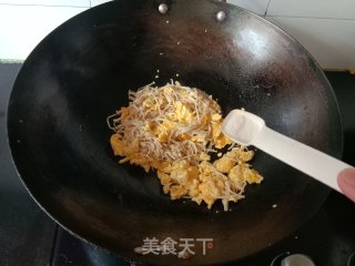 金针菇炒鸡蛋的做法步骤：5