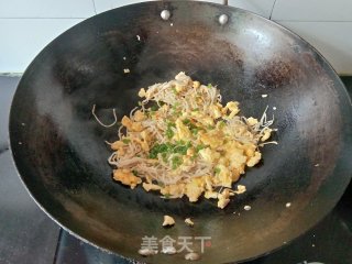 金针菇炒鸡蛋的做法步骤：6