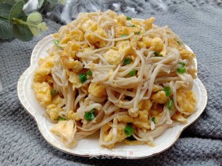 金针菇炒鸡蛋的做法步骤：7