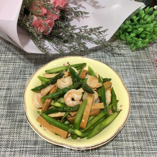 虾球炒香干芦笋的做法步骤：12