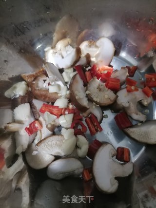 芽白菜炒香菇的做法步骤：2