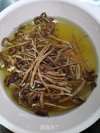 茶树菇炖肉的做法步骤：1