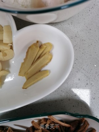 茶树菇炖肉的做法步骤：3