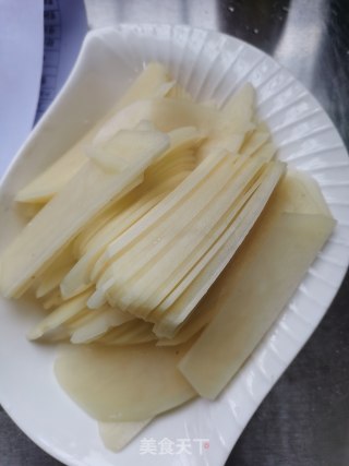 猪肉炒土豆片的做法步骤：1
