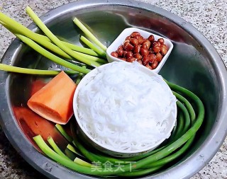 #凉拌菜#粉丝花生米拌蒜苗的做法步骤：1