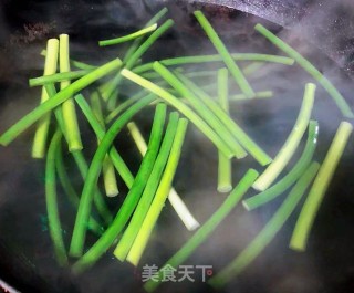 #凉拌菜#粉丝花生米拌蒜苗的做法步骤：2