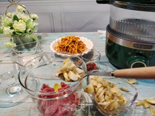 虫草花百合瘦肉汤的做法步骤：2