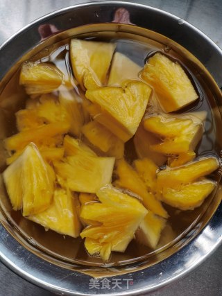 盐水菠萝的做法步骤：3