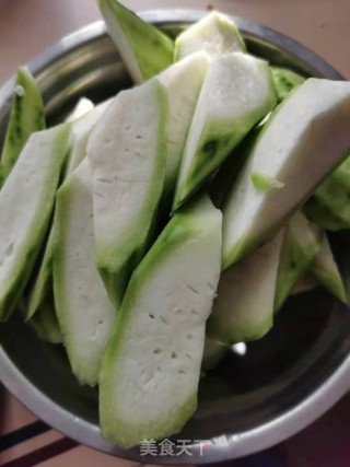丝瓜炒鱿鱼的做法步骤：2