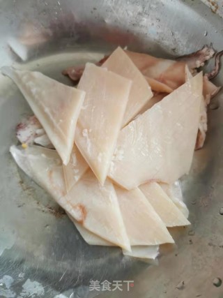 丝瓜炒鱿鱼的做法步骤：5