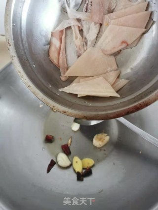 丝瓜炒鱿鱼的做法步骤：7