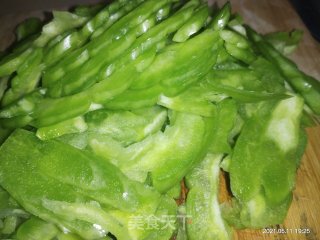苦瓜炒牛肉的做法步骤：1