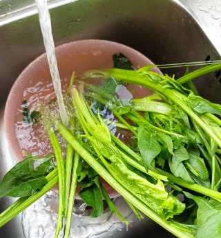 培根炒菠菜梗的做法步骤：2